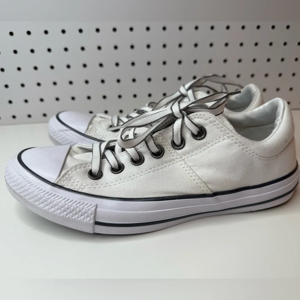Converse Chuck Taylor All Star Low-Top Canvas Sneaker Women's 7 White & Black